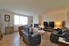 PEYRUIS (04) Villa de 247 m2 avec piscine édifiée sur une parcelle de 2400 m2.