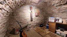 Authentique maison de village de 3 pièces avec cave voûtée et chambre à rénover_SIGONCE (04)