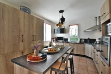 PEYRUIS (04) Villa de 247 m2 avec piscine édifiée sur une parcelle de 2400 m2.