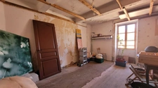 Authentique maison de village de 3 pièces avec cave voûtée et chambre à rénover_SIGONCE (04)