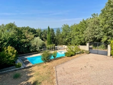 À vendre – Maison avec piscine et grand terrain arboré à Saignon (84400)