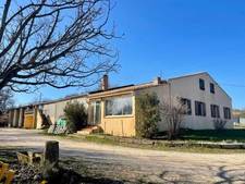 A VENDRE À APT : Propriété avec ferme, hangars et terrain en zone industrielle