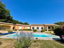 À VENDRE LAURIS (84) Propriété d’exception de plain-pied avec piscine et jardin paysager d'env 3000 M2