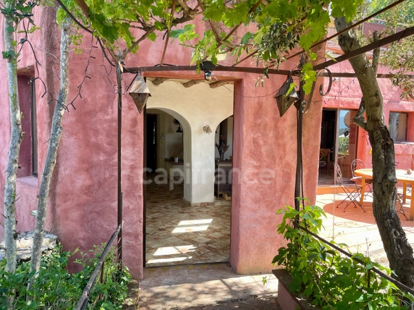 ROUSSILLON – PROPRIÉTÉ D'EXCEPTION AU CŒUR DU LUBERON