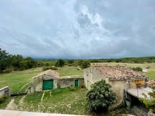  A vendre Bâtisse en pierre rénovée de 235 m² habitables et ses dépendances de 300 m2 - Terrain de 100 000,00 m² 