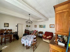 Hamlet house to renovate in ROUSSILLON (84)