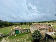  A vendre Bâtisse en pierre rénovée de 235 m² habitables et ses dépendances de 300 m2 - Terrain de 100 000,00 m² 