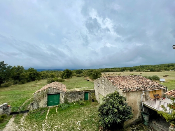  A vendre Bâtisse en pierre rénovée de 235 m² habitables et ses dépendances de 300 m2 - Terrain de 100 000,00 m² 