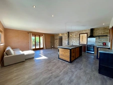 GARGAS – MAISON DE PLAIN-PIED AVEC PISCINE, 3 CHAMBRES ET TERRAIN DE 965 M²