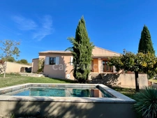 GARGAS – MAISON DE PLAIN-PIED AVEC PISCINE, 3 CHAMBRES ET TERRAIN DE 965 M²