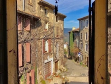 FOR SALE: Magnificent character house in the heart of Saignon, Luberon