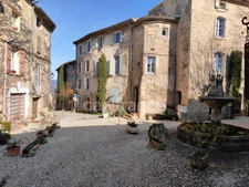 FOR SALE: Magnificent character house in the heart of Saignon, Luberon