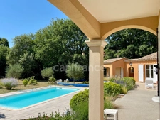 À VENDRE LAURIS (84) Propriété d’exception de plain-pied avec piscine et jardin paysager d'env 3000 M2
