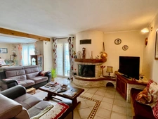  A vendre Bâtisse en pierre rénovée de 235 m² habitables et ses dépendances de 300 m2 - Terrain de 100 000,00 m² 