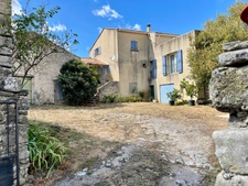  A vendre Bâtisse en pierre rénovée de 235 m² habitables et ses dépendances de 300 m2 - Terrain de 100 000,00 m² 