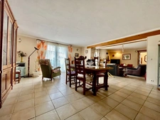  A vendre Bâtisse en pierre rénovée de 235 m² habitables et ses dépendances de 300 m2 - Terrain de 100 000,00 m² 