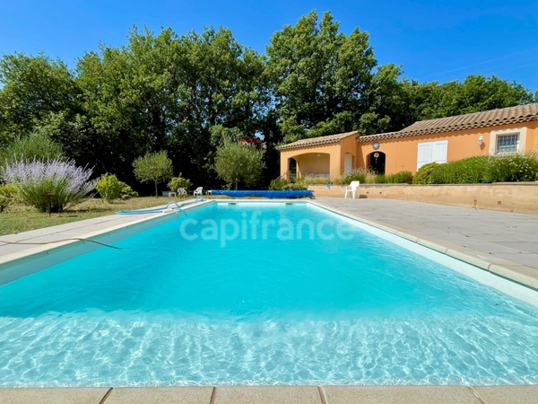À VENDRE LAURIS (84) Propriété d’exception de plain-pied avec piscine et jardin paysager d'env 3000 M2