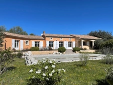 À VENDRE LAURIS (84) Propriété d’exception de plain-pied avec piscine et jardin paysager d'env 3000 M2