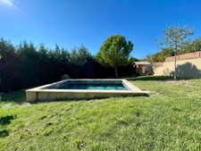 GARGAS – MAISON DE PLAIN-PIED AVEC PISCINE, 3 CHAMBRES ET TERRAIN DE 965 M²