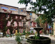 FOR SALE: Magnificent character house in the heart of Saignon, Luberon