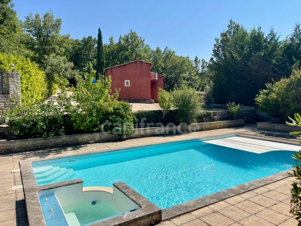 À vendre – Maison avec piscine et grand terrain arboré à Saignon (84400)