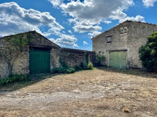  A vendre Bâtisse en pierre rénovée de 235 m² habitables et ses dépendances de 300 m2 - Terrain de 100 000,00 m² 