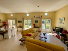À VENDRE LAURIS (84) Propriété d’exception de plain-pied avec piscine et jardin paysager d'env 3000 M2