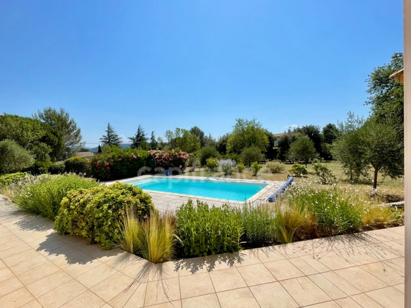 À VENDRE LAURIS (84) Propriété d’exception de plain-pied avec piscine et jardin paysager d'env 3000 M2