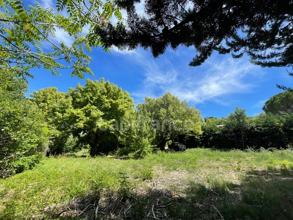 À vendre – Terrain à bâtir de 769 m² à proximité d’Apt (Vaucluse)