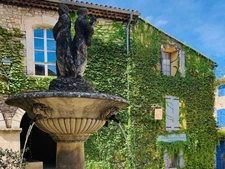 FOR SALE: Magnificent character house in the heart of Saignon, Luberon