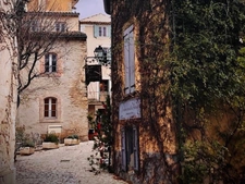 FOR SALE: Magnificent character house in the heart of Saignon, Luberon