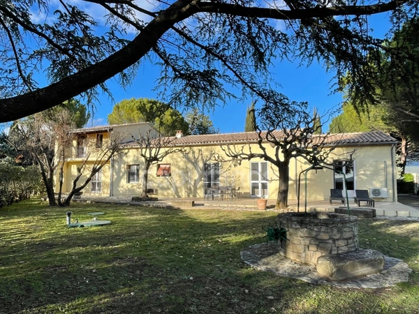 SAINT-SATURNIN-LÈS-APT – Propriété d’exception au cœur du Luberon, piscine chauffée et tennis privé Terrain de 5800 m² 