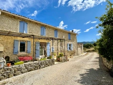  A vendre Bâtisse en pierre rénovée de 235 m² habitables et ses dépendances de 300 m2 - Terrain de 100 000,00 m² 
