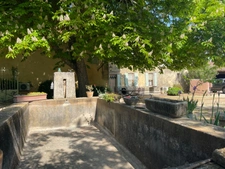 Hamlet house to renovate in ROUSSILLON (84)
