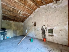 Hamlet house to renovate in ROUSSILLON (84)