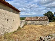 A vendre Bâtisse en pierre rénovée de 235 m² habitables et ses dépendances de 300 m2 - Terrain de 100 000,00 m² 