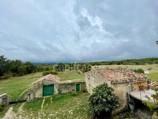  A vendre Bâtisse en pierre rénovée de 235 m² habitables et ses dépendances de 300 m2 - Terrain de 100 000,00 m² 