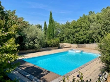 À vendre – Maison avec piscine et grand terrain arboré à Saignon (84400)