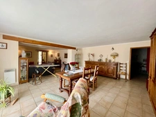  A vendre Bâtisse en pierre rénovée de 235 m² habitables et ses dépendances de 300 m2 - Terrain de 100 000,00 m² 