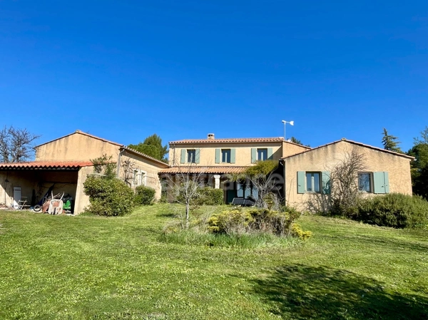 À VENDRE – Superbe maison avec vue exceptionnelle à Saint-Saturnin-lès-Apt 84490