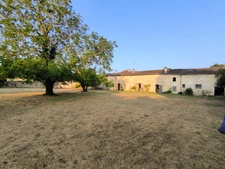 Dpt Charente (16), EBREON à vendre un ensemble de deux maisons 