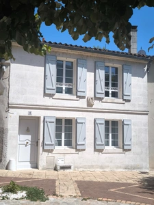Renovated townhouse in the heart of Jarnac 