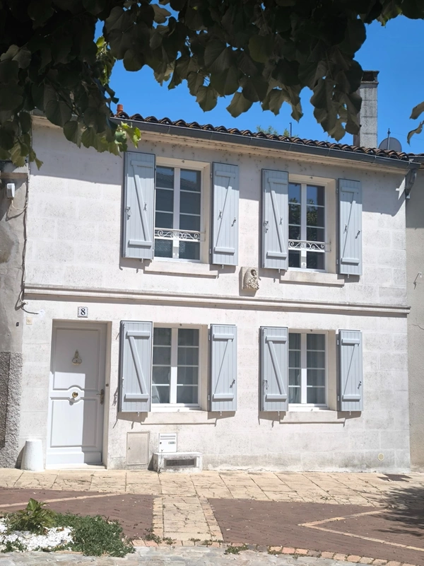 Maison de ville rénovée au cœur de Jarnac 