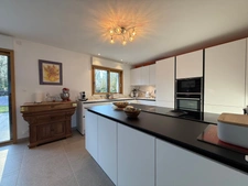 BEGMEIL (29) – Maison familiale rénovée avec prestations modernes, 5 chambres et terrasse plein sud à 700 m de la plage