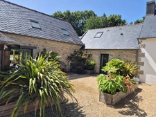 TREMEOC (29) – Corps de ferme rénové de 225 m² au sol avec piscine, studio indépendant, penty et jardin arboré