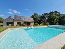 TREMEOC (29) – Corps de ferme rénové de 225 m² au sol avec piscine, studio indépendant, penty et jardin arboré
