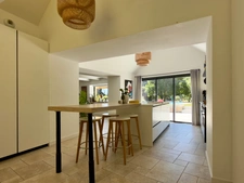 TREMEOC (29) – Corps de ferme rénové de 225 m² au sol avec piscine, studio indépendant, penty et jardin arboré