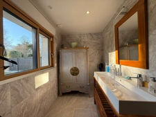 BEGMEIL (29) – Maison familiale rénovée avec prestations modernes, 5 chambres et terrasse plein sud à 700 m de la plage