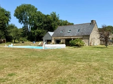 TREMEOC (29) – Corps de ferme rénové de 225 m² au sol avec piscine, studio indépendant, penty et jardin arboré