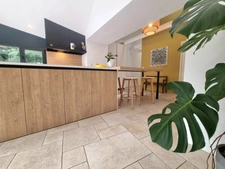 PLONÉOUR-LANVERN (29) – Corps de ferme rénové de 190 m² habitables avec piscine, studio indépendant, penty et jardin arboré